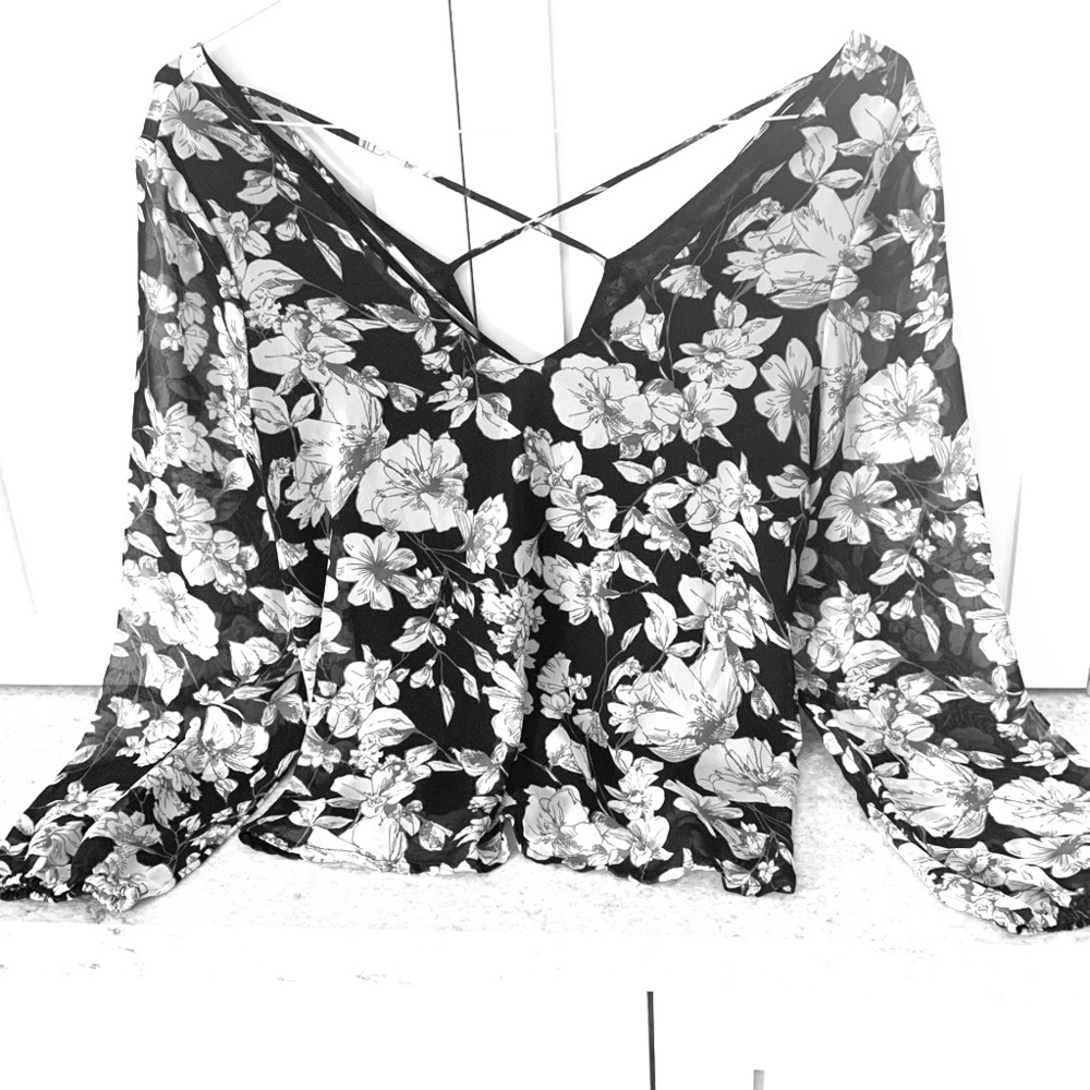 B &W  ladies top.